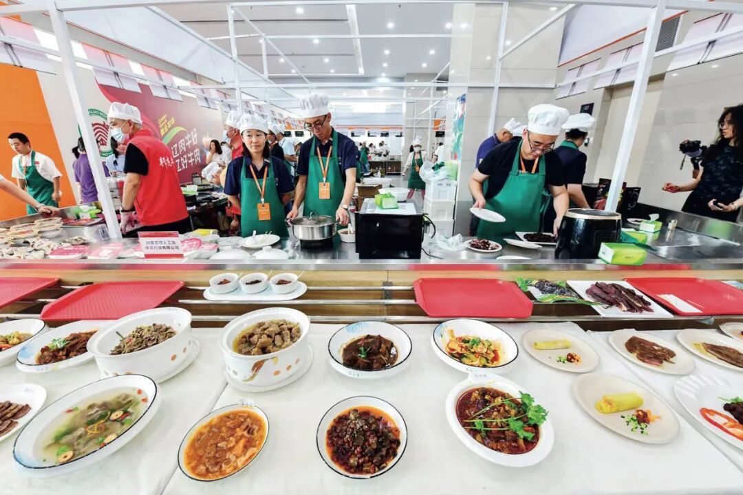 2024年8月24日，内蒙古自治区通辽市，全国牛肉预制菜大赛吸引了200多家企业与团体报名，近300件产品参赛。图/中新