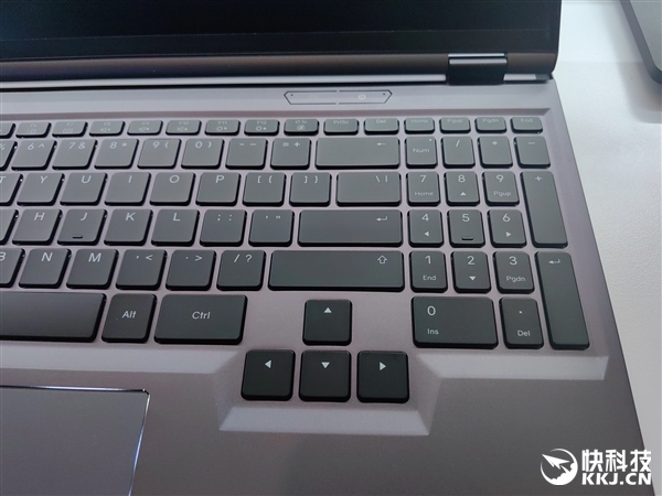 机械革命苍龙16 Ultra拥抱AMD锐龙9 9955HX:搭档RTX 5090双烤高达280W