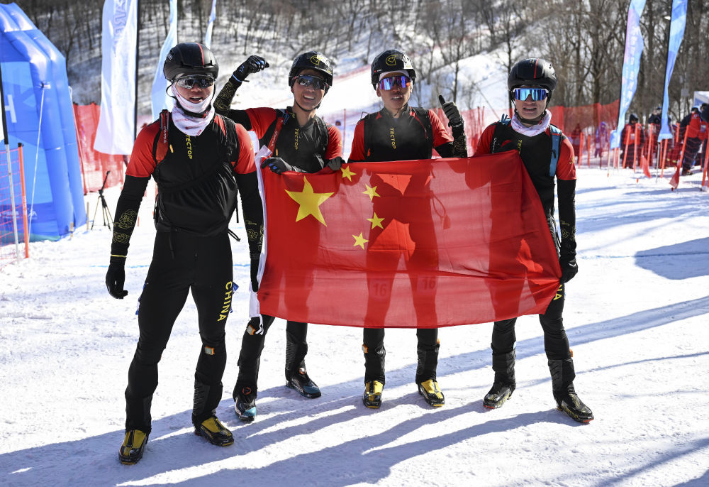 2月9日，包揽前四名的中国队选手在决赛后合影。新华社记者 谢剑飞 摄