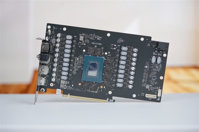 七彩虹iGame RTX 5070 Ti Vulcan OC显卡评测:一键提速降温、磁吸组件玩法多样