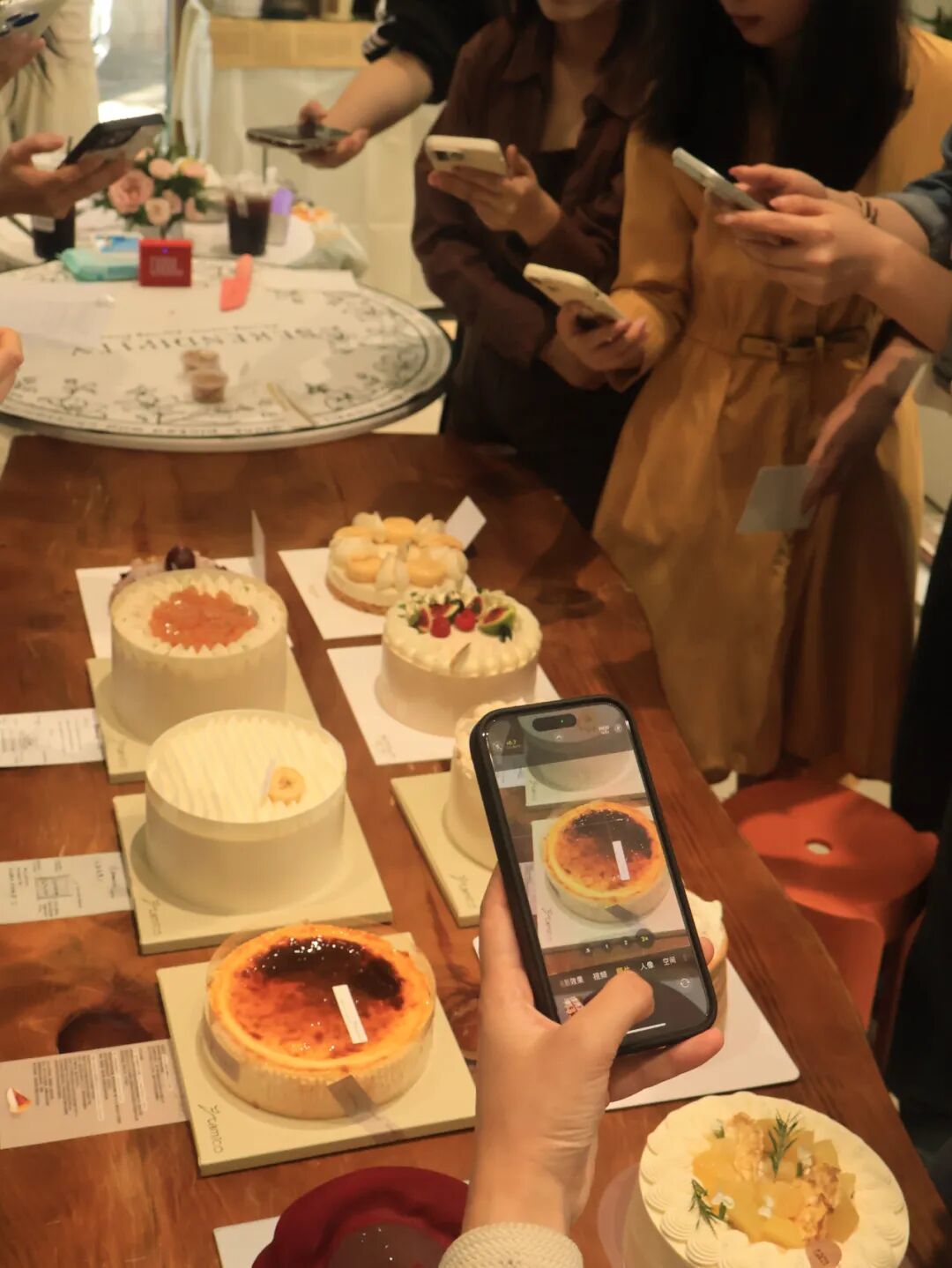 “出片”,也是杀糕局的重要一环。(图/牧羊 摄)