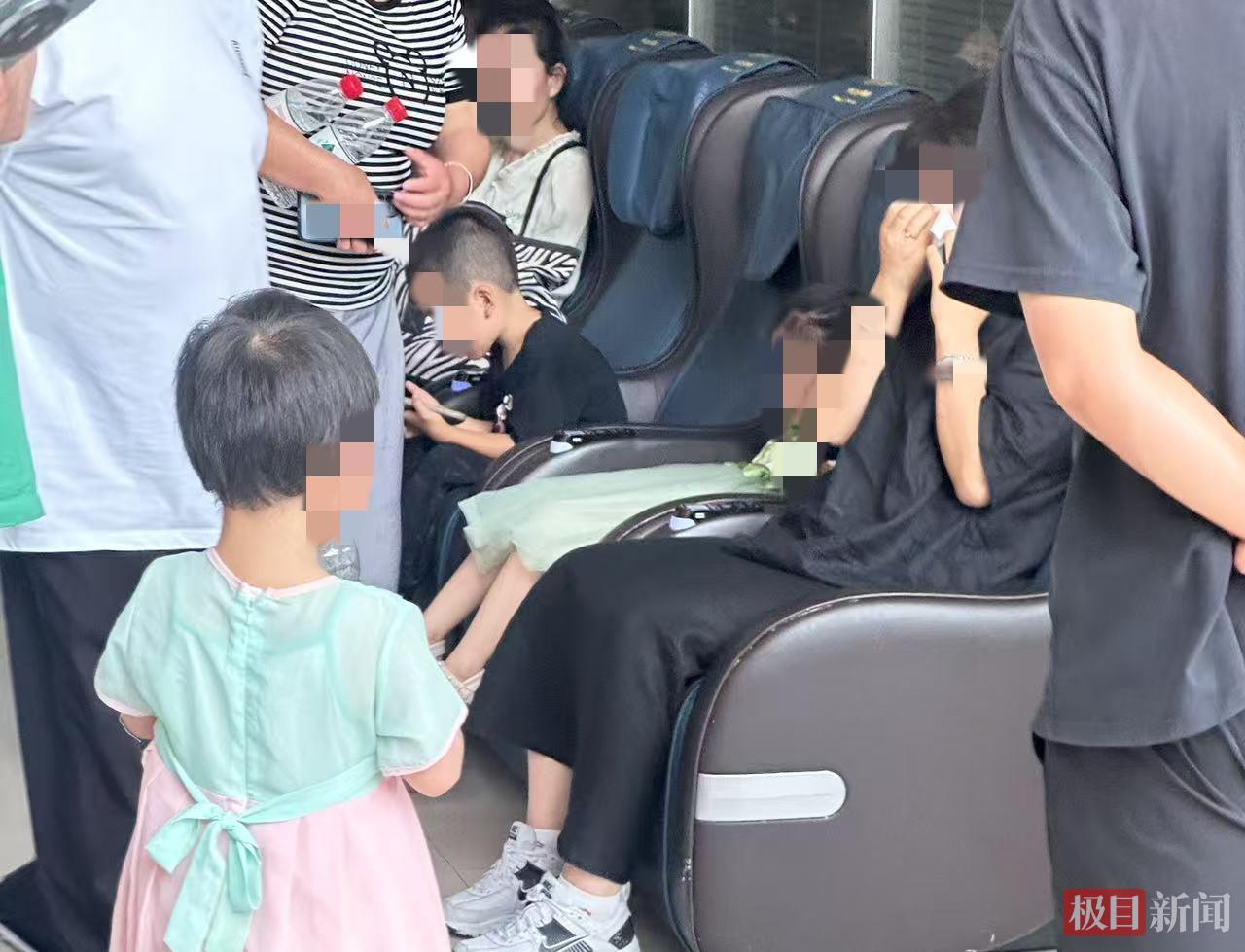 领到报告后,一名家长打电话哭诉