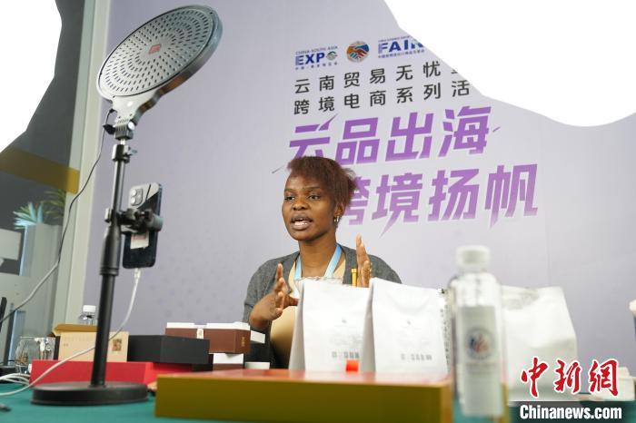 6月21日,外国主播在第9届南博会上直播带货。记者 刘冉阳 摄