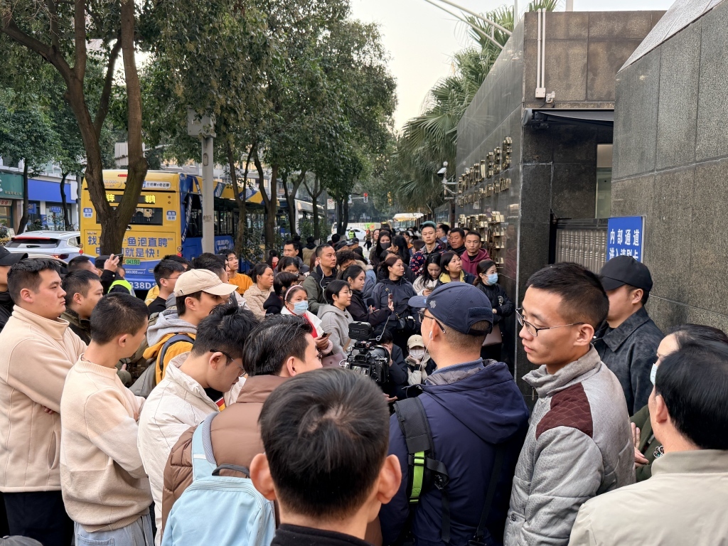 庭审期间,媒体记者和市民在法院门口等候消息。