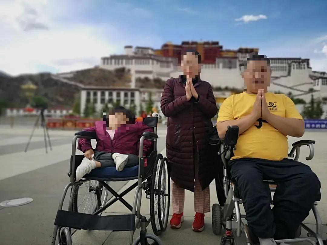 陈小萍(左)和朋友在布达拉宫前