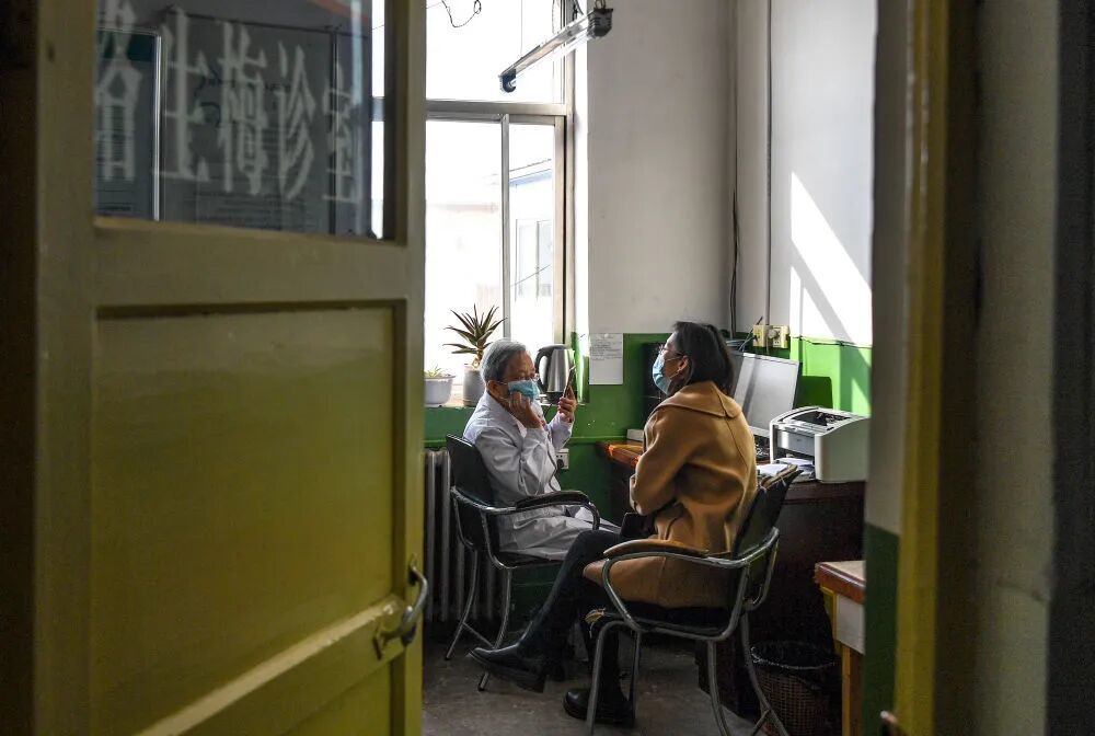 路生梅在佳县人民医院坐诊(2022年11月16日摄)。新华社记者 邹竞一 摄