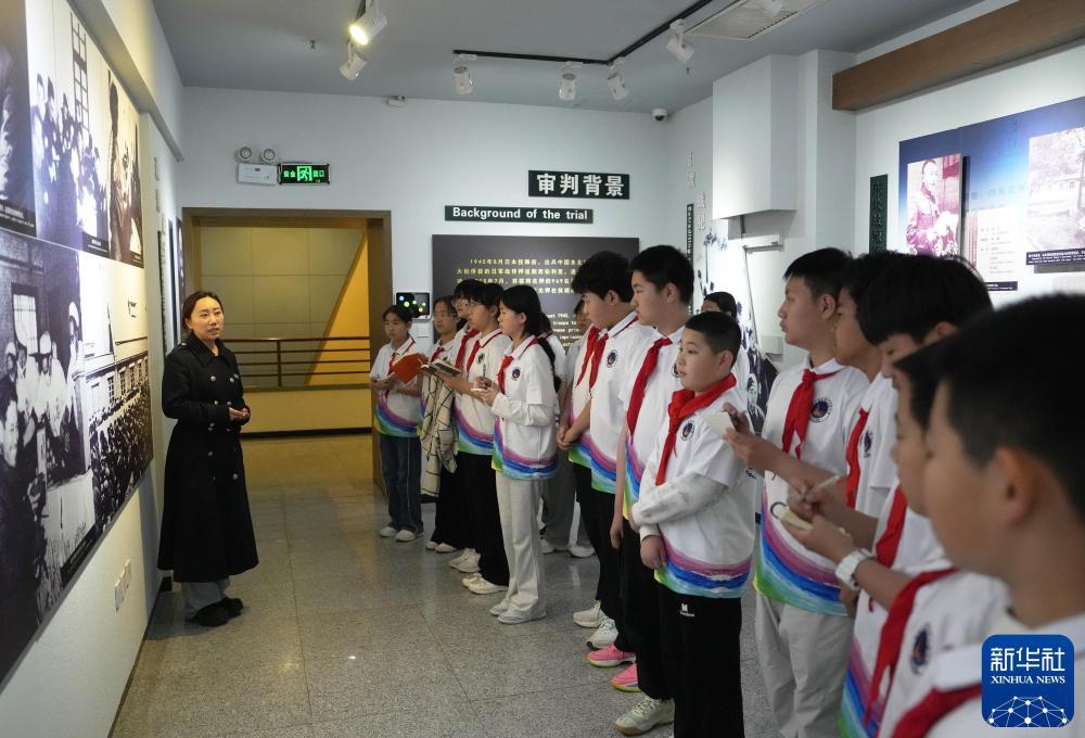 沈阳市宁山路小学的学生们在沈阳审判日本战犯法庭旧址陈列馆参观（2025年5月15日摄）。