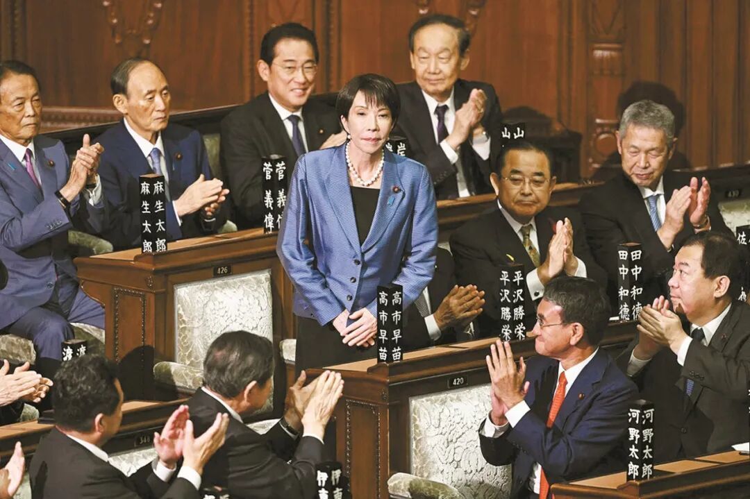 日本自民黨總裁高市早苗(中)在首相指名選舉中勝出后起身致謝 新華社發(fā)