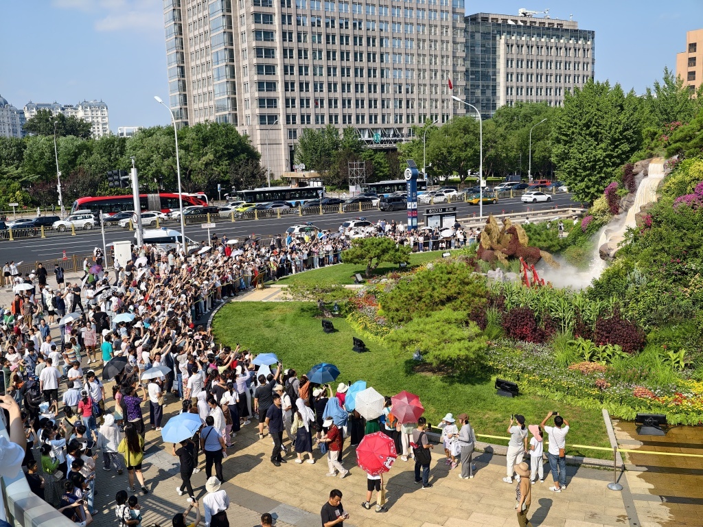 8月31日，市民和游客在北京东单参观“黄河赞歌”花坛驻足观赏。