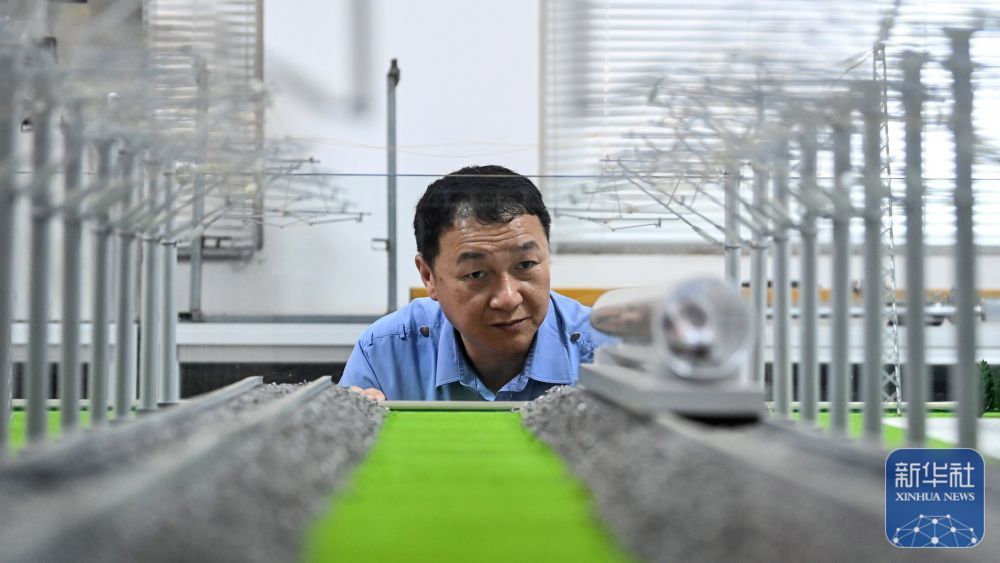 彭春林在彭春林创新工作室通过观察沙盘思考研发项目的运用(4月25日摄)。