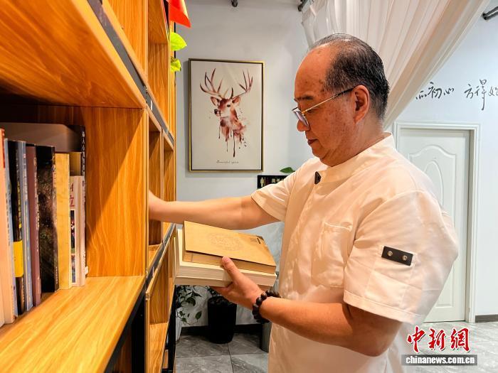 8月7日，台胞“安迪叔叔”整理餐厅图书阅览区的书本。 中新社记者 钟旖 摄