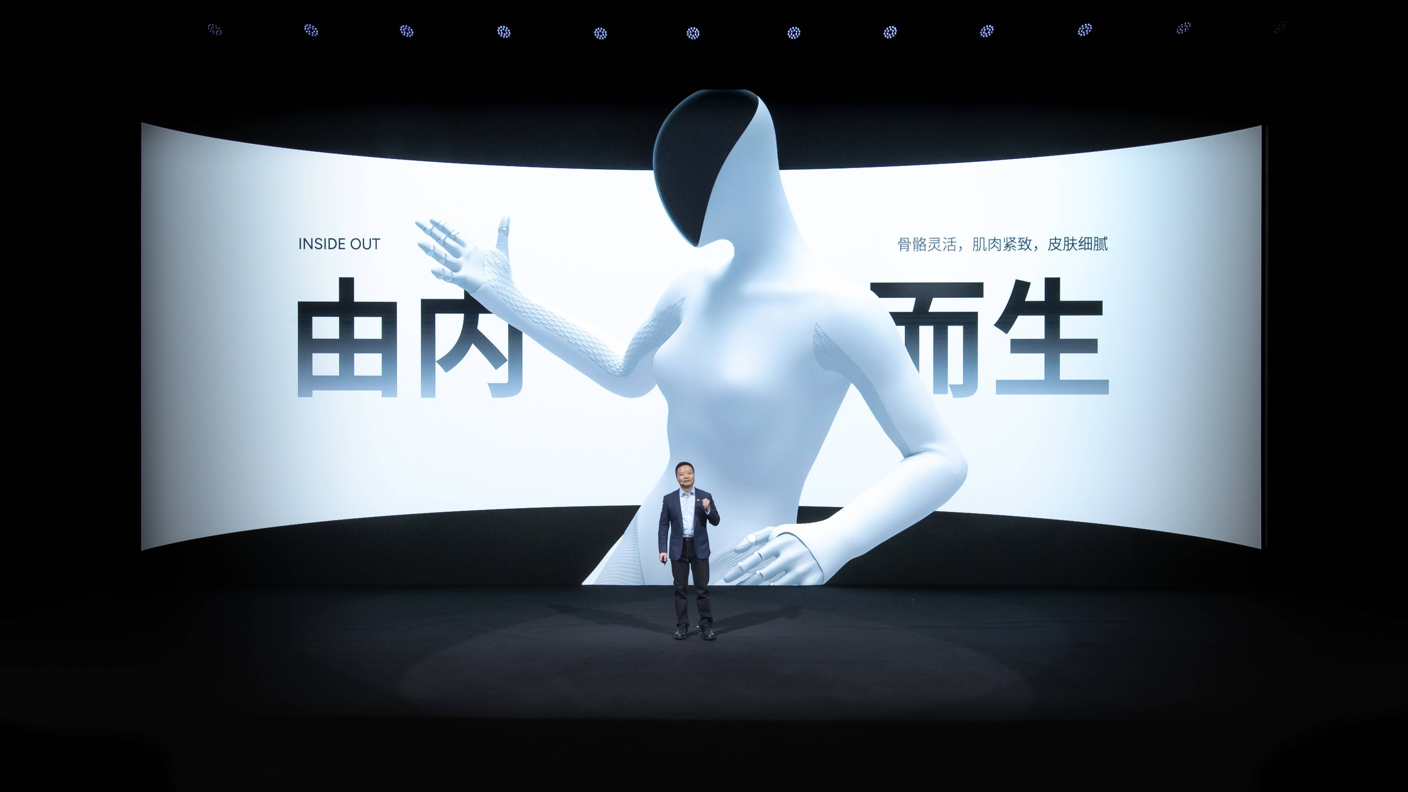 小鹏人形机器人惊艳亮相,飞行汽车即将量产