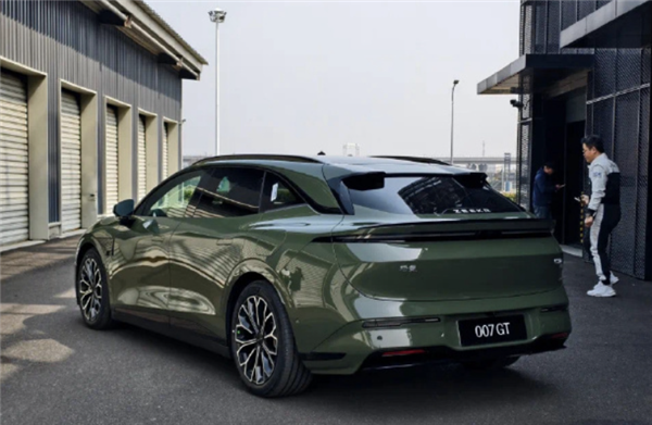 极氪007 GT实车曝光!800V极充加持 15分钟续航可充500+公里