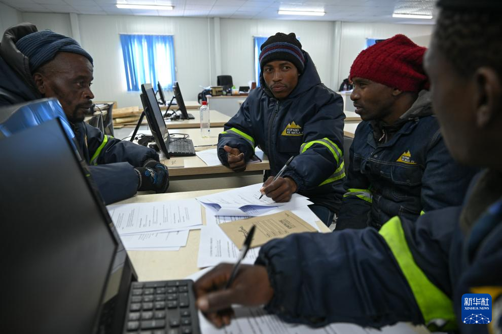 7月7日，在位于莱索托东部的莫霍特隆地区，施工人员在波利哈利输水隧洞建设项目培训中心参加技能培训。新华社记者 杨光 摄