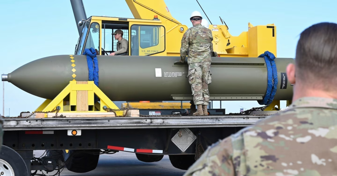 ｜｜美国空军在密苏里州怀特曼空军基地查看一枚GBU-57重型钻地炸弹
