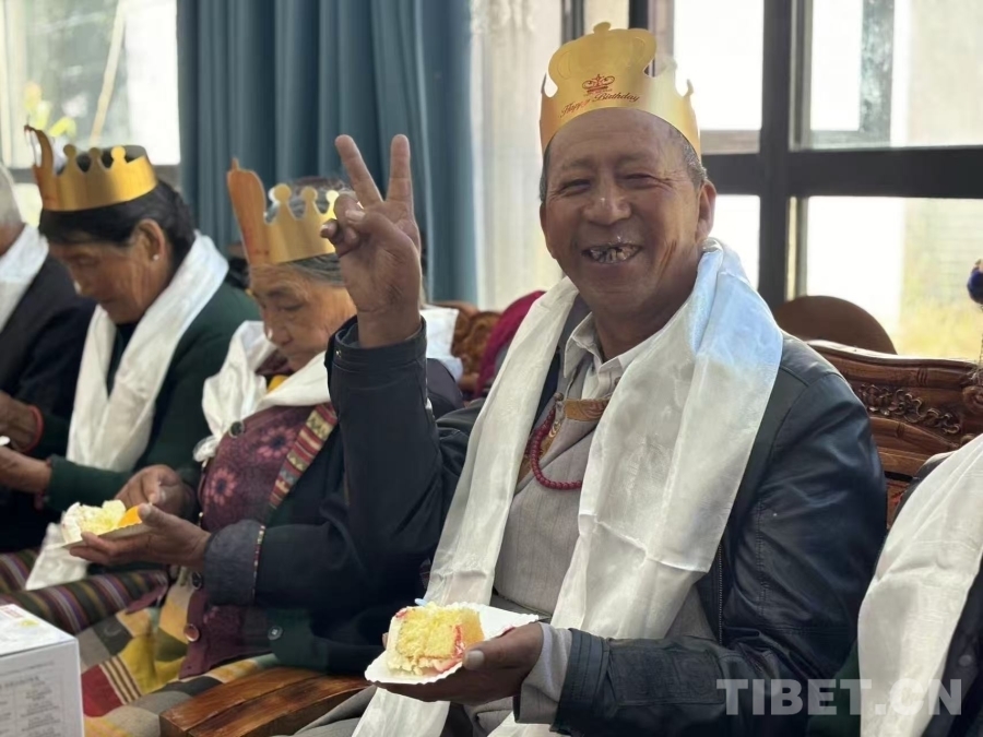 图为在重阳节时幸福驿站的老人们集体庆祝生日