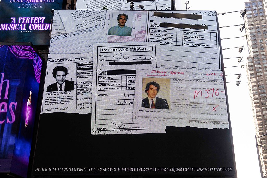 7月23日，美国纽约时报广场广告牌呼吁公开爱泼斯坦案所有文件。（视觉中国）