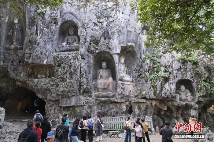 12月1日,游客参观杭州飞来峰造像。曹丹 摄