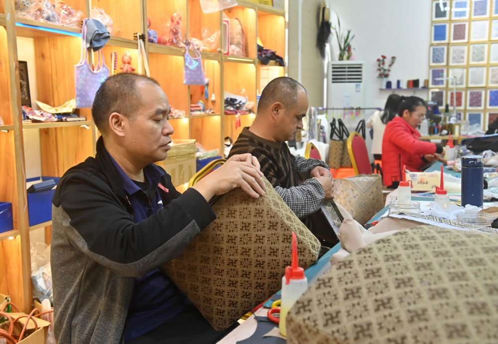 �ڹ�������׳���Ĵ��ݣ���������׳���Ĵ���Ʒ�����������������ƾõ�׳��������ʷ���������������ڴ�ͳ׳�������Ļ����ϣ������ƶ�׳���Ĵ���ҵ��չ���ؿ��˵����Ͷ���ҵ�������»������ ½���� ��