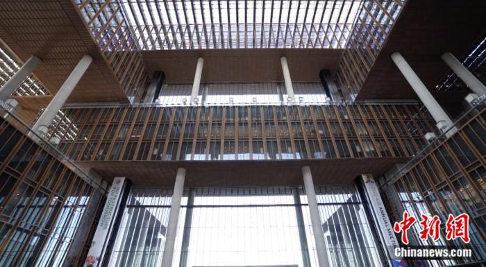 投行总部位于中国北京,大楼酷似一把“鲁班锁”。(亚投行供图)