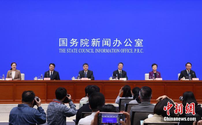 5月14日，中国国务院新闻办公室在北京举行新闻发布会，中央网信办（国家网信办）副主任杨建文，安徽省委常委、宣传部部长钱三雄，中央宣传部文明培育局局长赵树杰，中国网络社会组织联合会秘书长赵晖，合肥市委常委、宣传部部长单虎介绍2025年中国网络文明大会有关情况，并答记者问。 中新社记者 杨可佳 摄