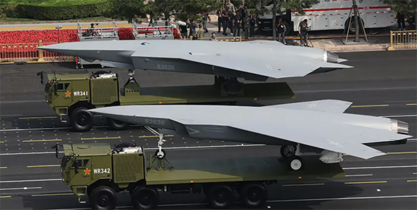 阅兵中公布的无人制空战斗机,上面的为“无歼-X”,下面的为“无歼-Y”