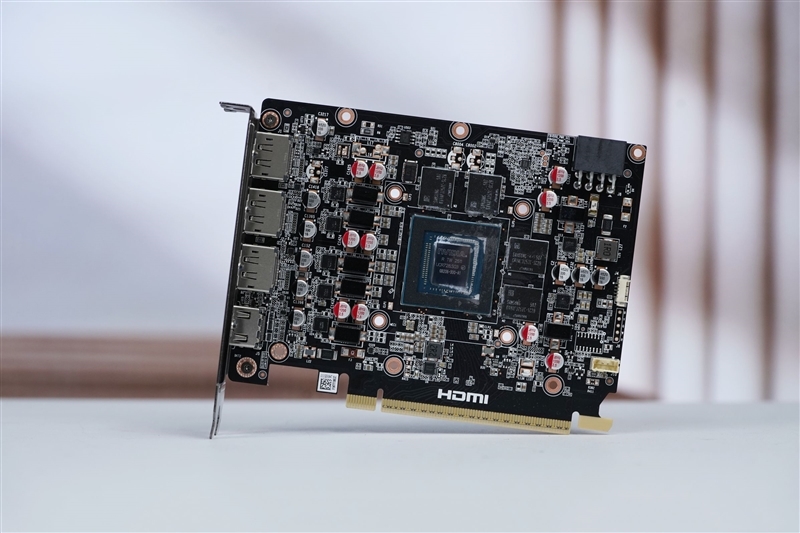 一眼看去就与众不同!索泰 RTX 5060 Ti 8GB 月白 OC评测:超频有点小惊喜