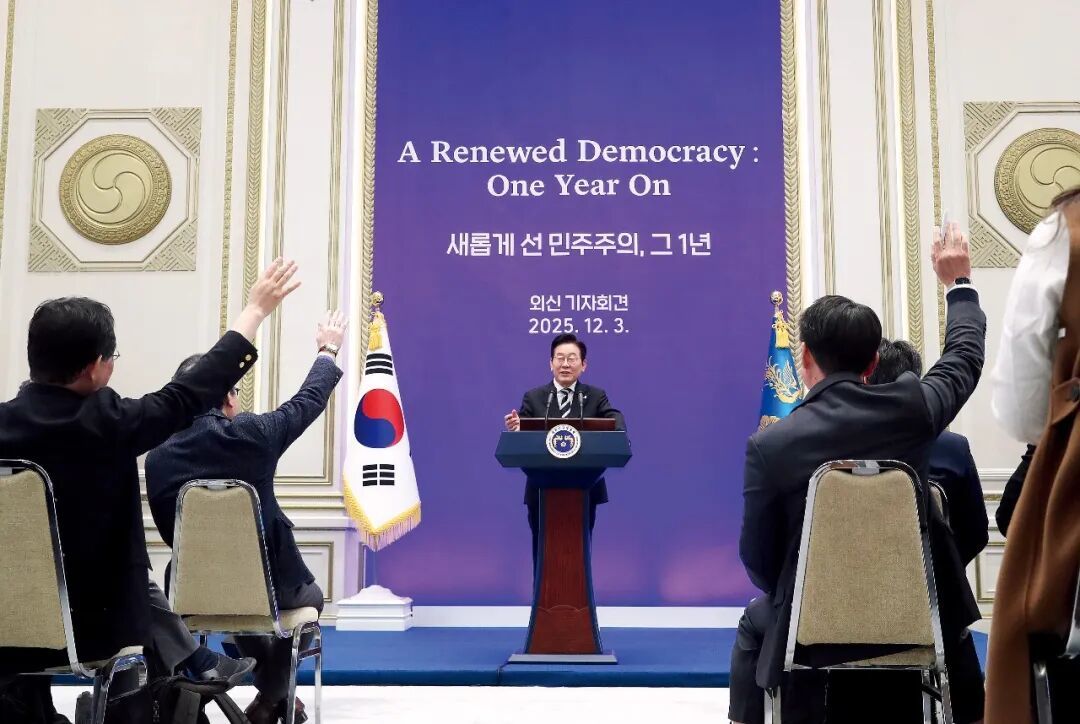 12月3日,在韩国首尔青瓦台迎宾馆,李在明表示,韩国政府将把12月3日定为国民主权日,以纪念国民在2024年12月3日帮助阻止紧急戒严令的勇气与行动。图/新华