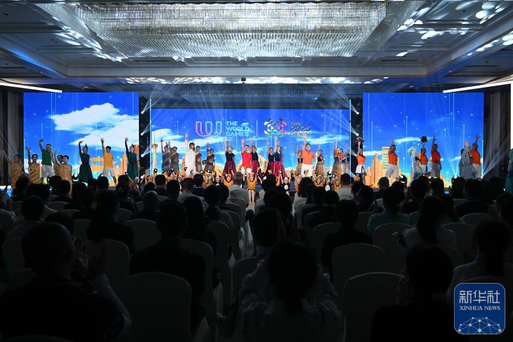 ↑ 演员在成都世运会运动员村开村活动上演出。新华社记者 胥冰洁 摄