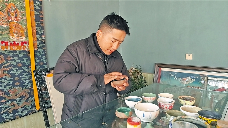 洛追正在调画唐卡的颜料。