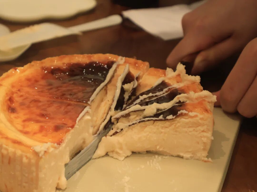 越到后面,切糕技能越娴熟。(图/牧羊 摄)