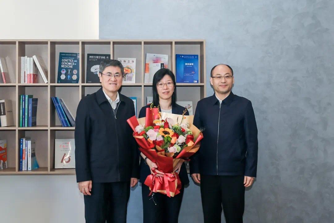 11月21日,浙江大学党委书记任少波、校长马琰铭一同看望新当选中国科学院院士的化学工程与生物工程学院申有青教授、医学院附属邵逸夫医院蔡秀军教授、医学院胡海岚教授等。微信公众号“浙江大学” 图