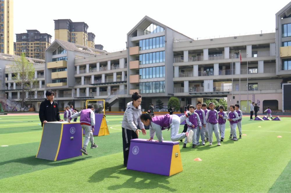 成都市天回小学举行“世运进校园，跑酷我最炫”活动。新华网发（成都市天回小学 供图）