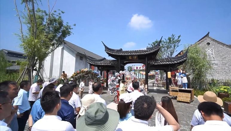 游客在江苏建湖九龙口旅游度假区参观游览。(受访者供图)