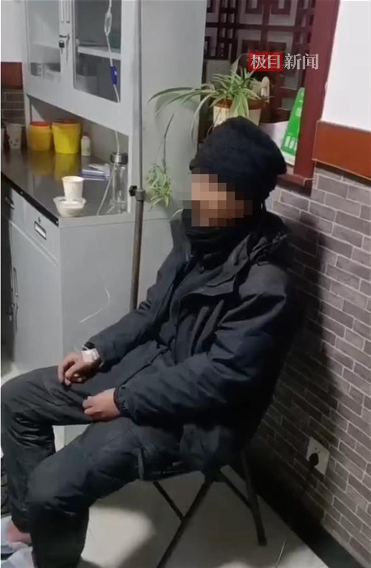 齐某亮下山后在输液(图源:受访者)