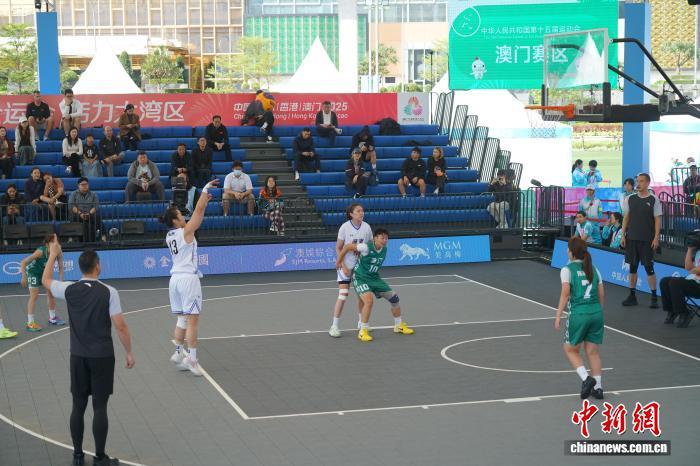 11月12日，第十五屆全國運動會三人籃球賽事在澳門開賽。在女子小組賽中，廣東隊以21:3戰勝澳門隊。圖為廣東隊(白衣)對陣澳門隊。　中新網記者 鄭嘉偉 攝