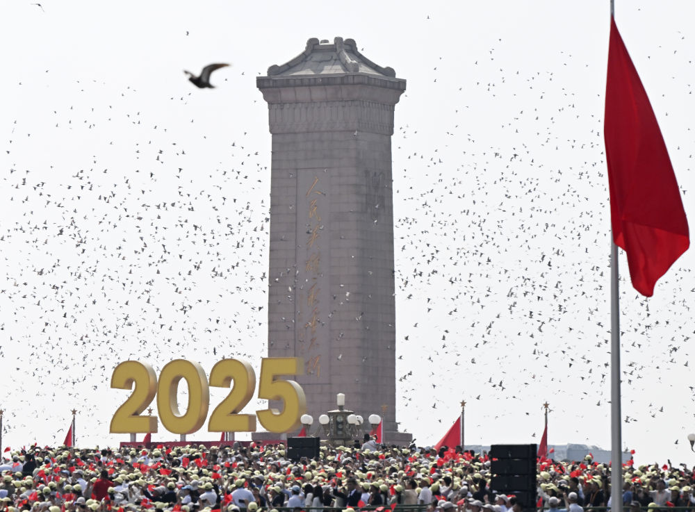 9月3日，现场放飞和平鸽。新华社记者 肖艺九 摄