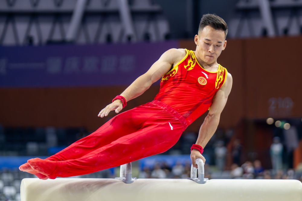 11月14日,北京队选手肖若腾在鞍马比赛中。新华社记者 杜子璇 摄
