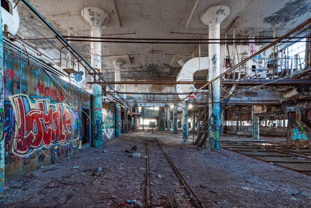 工业衰败后的底特律,昔日的工厂成为废墟