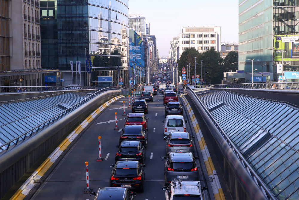 2021年10月8日，车辆在比利时布鲁塞尔拥堵的公路上行驶。新华社记者郑焕松摄