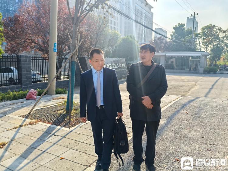 11月1日下午三时,朱之文和代理律师走出法院。