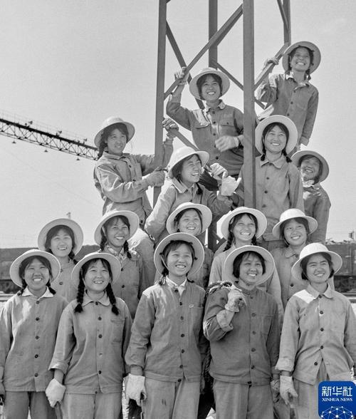 1975年7月，在四川参加宝成铁路电气化建设工程的铁道部电化工程局电化工程处四队一分队女工班的工人。 新华社记者 吴祖政 摄