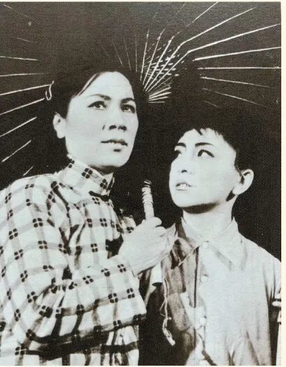 《鸡毛飞上天》剧照,丁是娥(左)饰林佩芬,顾蕊芳(右)饰虎荣。照片由作者提供