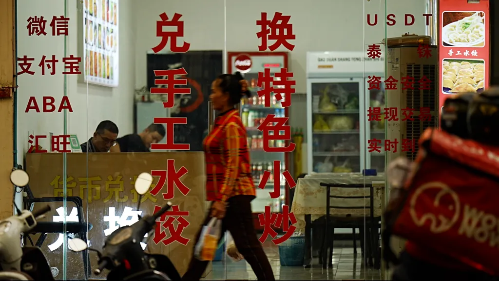 ▲在柬埔寨，商店门面出现了中文标志（图片来源：BBC）