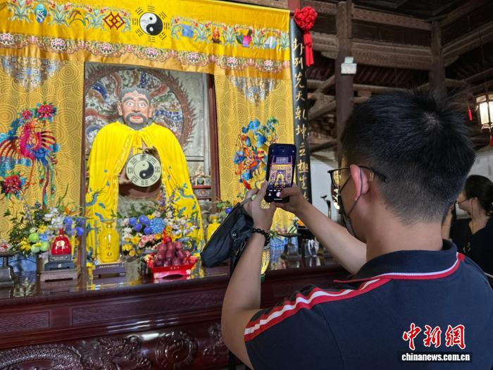 9月1日,图为台青参访天水伏羲庙。王牧雨 摄