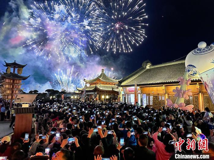 图为4月25日，武都万象街开放当日，民众观看烟花表演。高展　摄