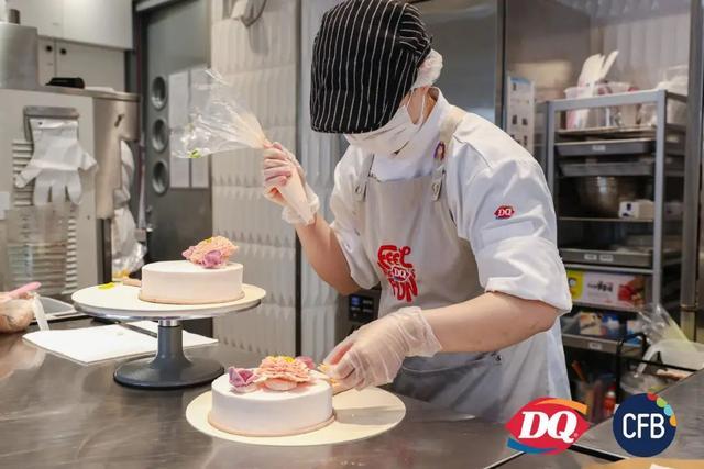 ◎DQ老门东店中,裱花师正手工制作裱花蛋糕