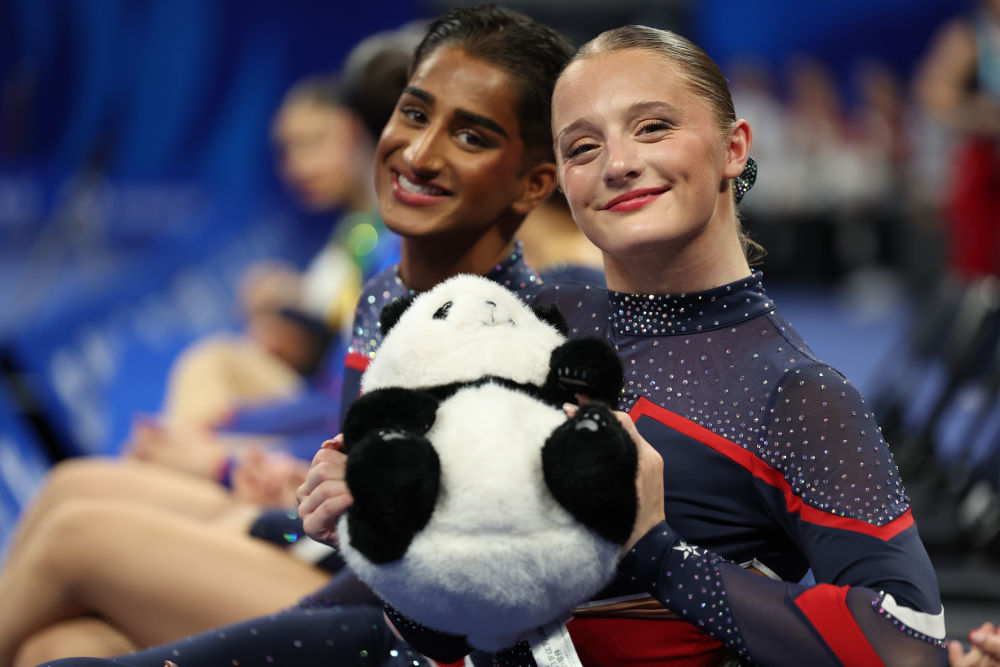 8月16日，英国啦啦操组合康/斯温纳顿展示熊猫玩偶。 新华社记者 梁旭 摄