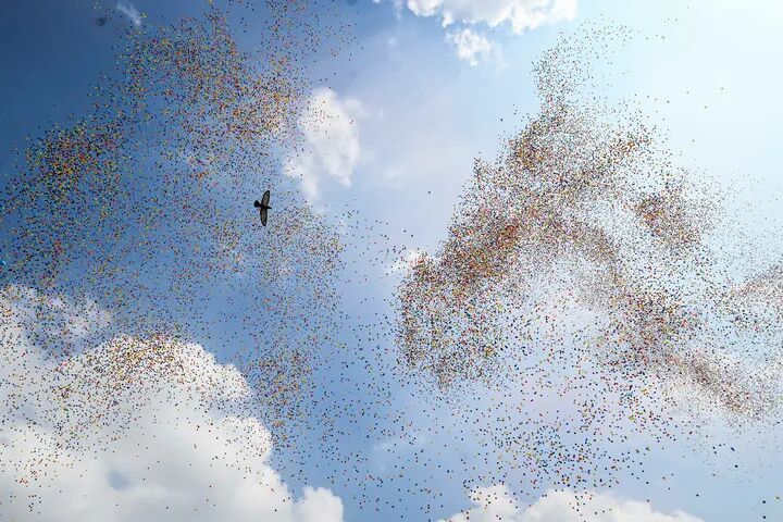 这是纪念大会现场放飞气球和鸽子。新华社记者 张宏祥 摄