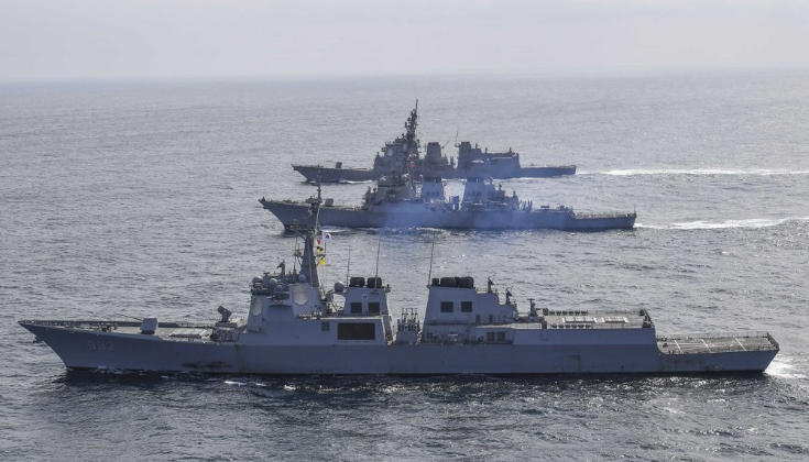 韩美海军和日本海上自卫队举行联合演习
